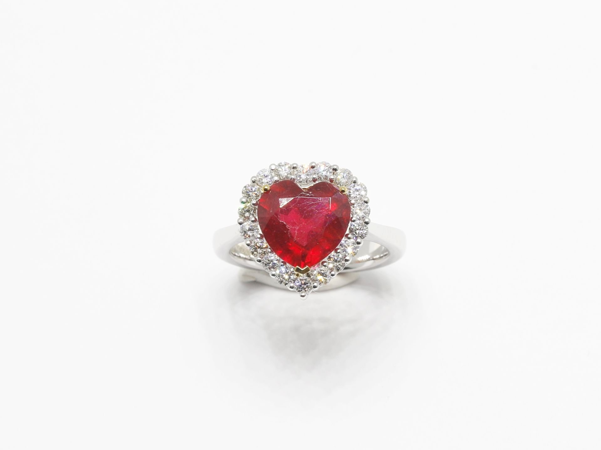 Pırlanta Taşlı 18 Ayar Sarı ve Beyaz Altın  Yakut  Kalp Kesim